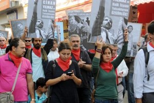 Antalyada kırmızı fular ile protesto