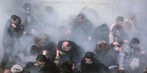 Dispersion de manifestants par l'usage de gaz lacrymogène, mercredi 12 mars à Istanbul. | EMRAH GUREL/AP