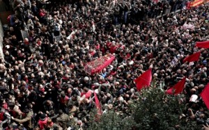 Des dizaines de milliers de personnes ont accompagné le cercueil de Berkin Elvan lors de ses funérailles mercredi à Istanbul. © Maxppp - Sedat Suna