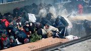 Mit aller Polizeigewalt: Zahlreiche Demonstranten erlitten Verletzungen
Foto: Tolga Bozoglu/EPA/dpa-Bildfunk