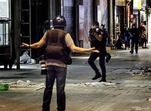 Fotoğrafta polis gazeteci Ahmet Şık'ın üzerine kısa mesafeden biber gazı silahı doğrultuyor.
