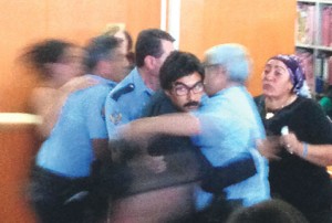 Ahmet Şahbaz ilk duruşmaya gözlük ve perukla katılmıştı.