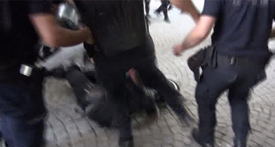 Polisten yere düşen kadın eylemciye tekme